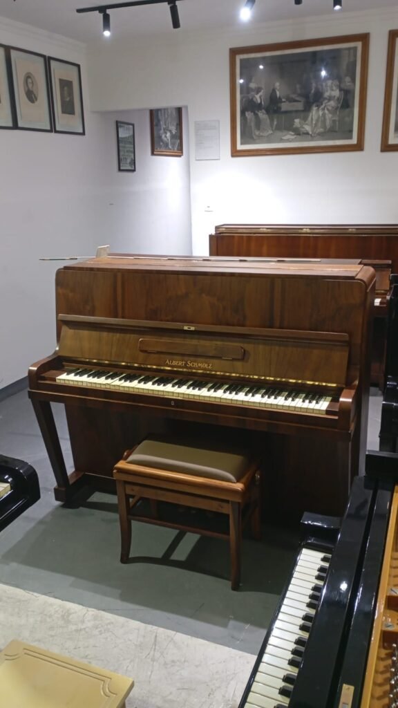 Piano acústico Albert Scholtz e banquinho. Ideal para aluguel.
