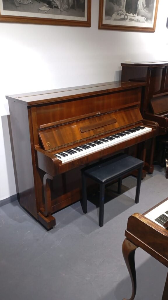 Piano acústico de madeira com banco preto. Ideal para aluguel para estudo.