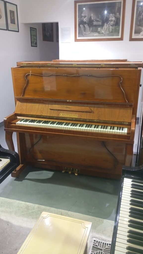 Piano acústico vertical F.A. Schwartzmann. Ideal para aluguel.