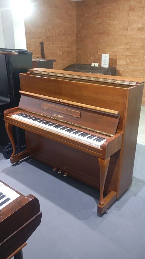 Piano vertical Euterpe de madeira. Ideal para aluguel mensal para estudo de piano acústico.