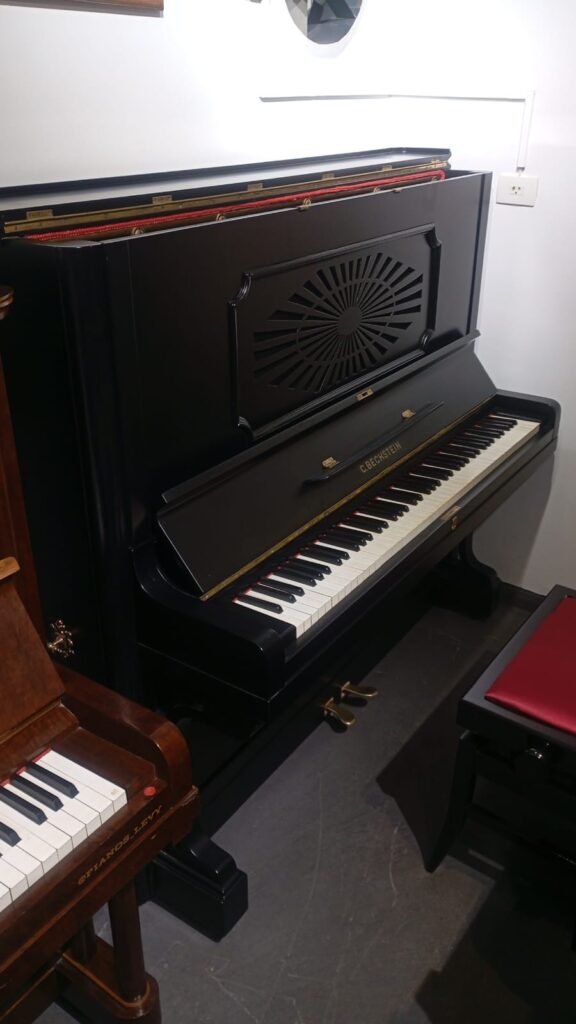 Piano vertical preto C. Bechstein. Ideal para aluguel mensal para estudo.