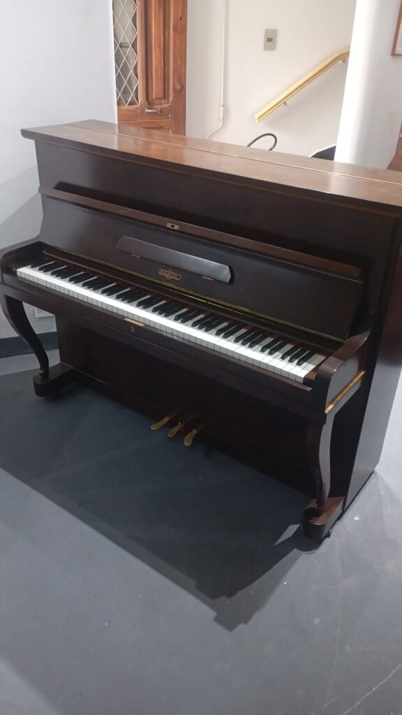 Piano acústico marrom para aluguel.