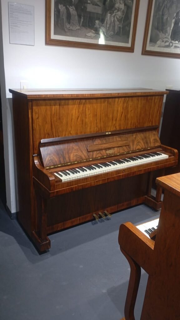 Piano acústico de madeira para aluguel. Instrumento ideal para estudo musical.