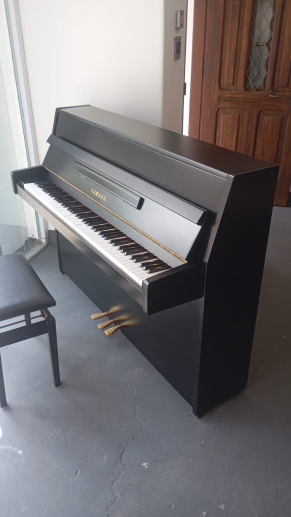 Piano acústico Yamaha preto. Ideal para aluguel mensal e estudo musical.